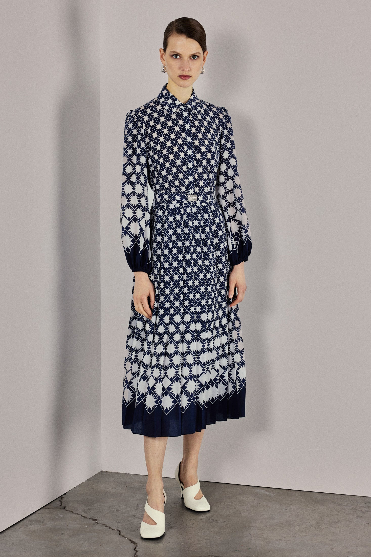 Anna Pleated Silk Dress | Navy & White – Mergim